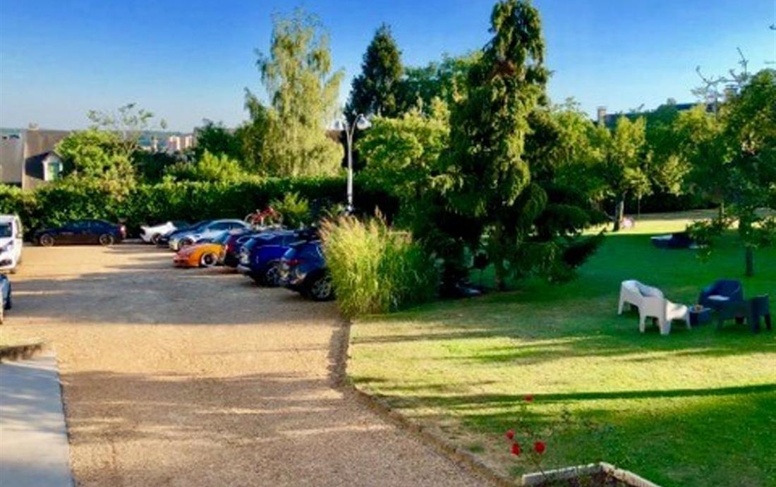 Private and free car park at the Hotel La Pommeraie - Hotel Le Mans - Hotel Le Mans - Le Mans Hotel